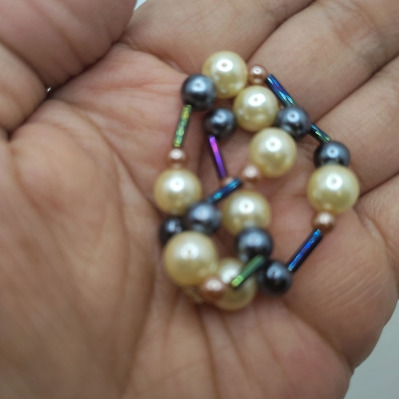 Cream and Black Pearl Bracelet with Elegant Two-Tone Design - Picture 5 of 6